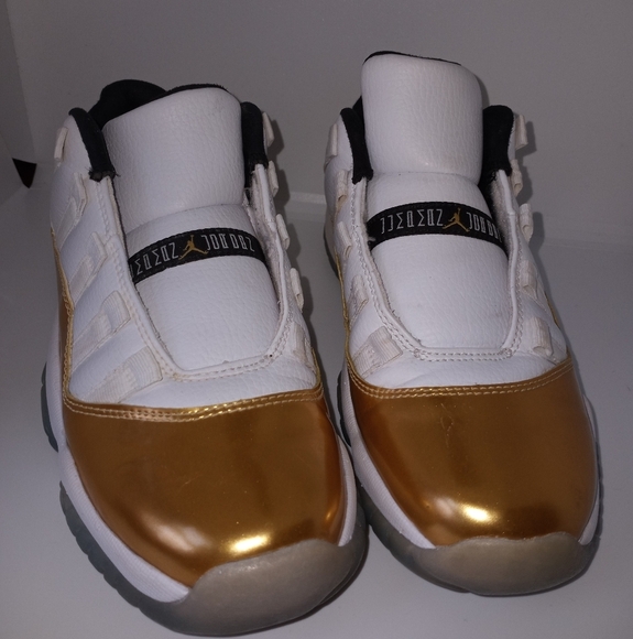 Metallic gold and white air jordan 11 - Picture 12 of 15